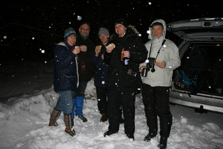 Fika vid R&ouml;da ladan i sn&ouml;fallet. Foto: Mats Olsson